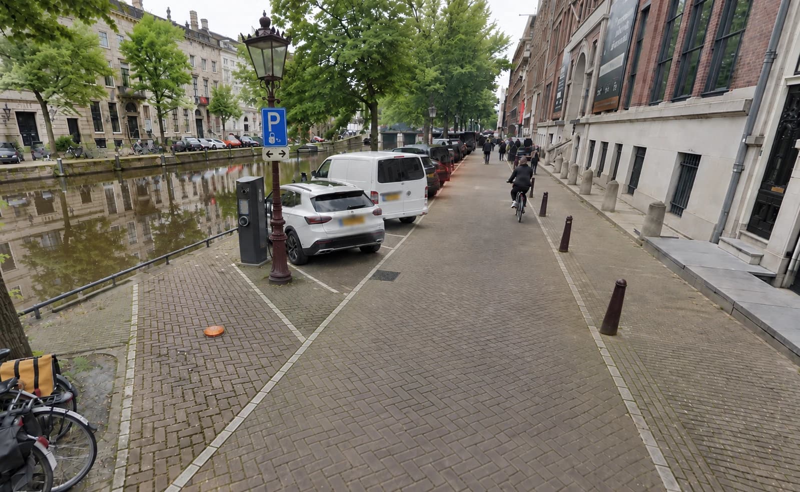 Een ParkWave-sensor bij een openbare laadpaal, met een geparkeerd voertuig op de laadplaats